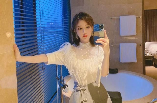  范丞丞|冯提莫不玩黑丝？也不玩长袜打起了这种衣服主意，粉丝：有品位