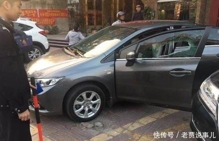 手上|一岁男童被反锁车内,民警破窗救人,手上多处被玻璃渣划伤