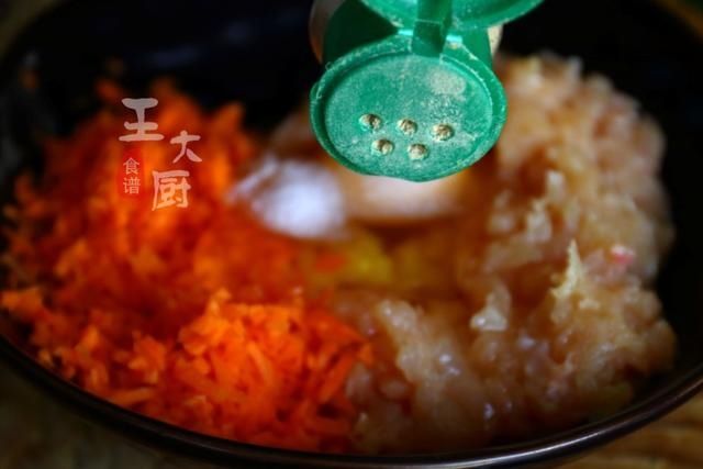 好吃|吃过一定会爱上的玉米片炸胡萝卜鸡胸肉丸子,简单好做,非常好吃
