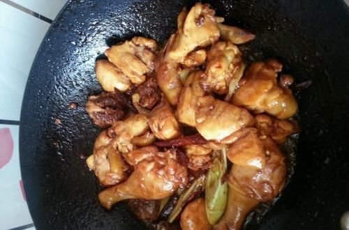  鸡肉|炖鸡时，应该先焯水还是直接炖？其实都不对，大厨教你正确做法