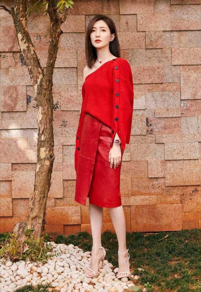  疏影|江疏影穿红色太惊艳！一身红色look精致高级，身材高挑很有欧美范