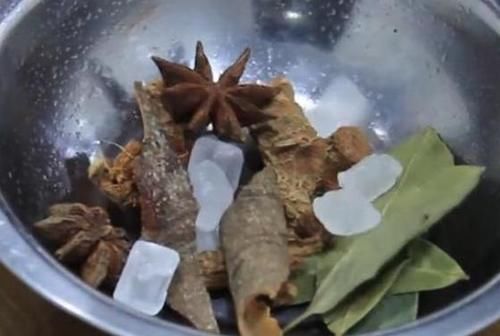  鲜香|无论卤啥肉，只放八角是“外行”，多加这2种，卤肉鲜香又入味！