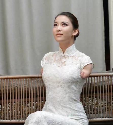  牵手|《非诚勿扰》无臂女孩，牵手成功后，下台紧接被甩的她怎样了？