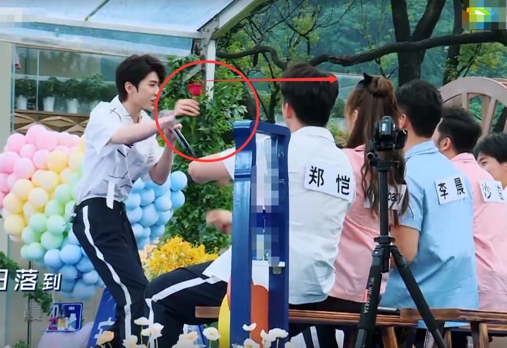 略过|蔡徐坤略过baby,把玫瑰花给沙溢以为没事,谁知baby手部举动真实了