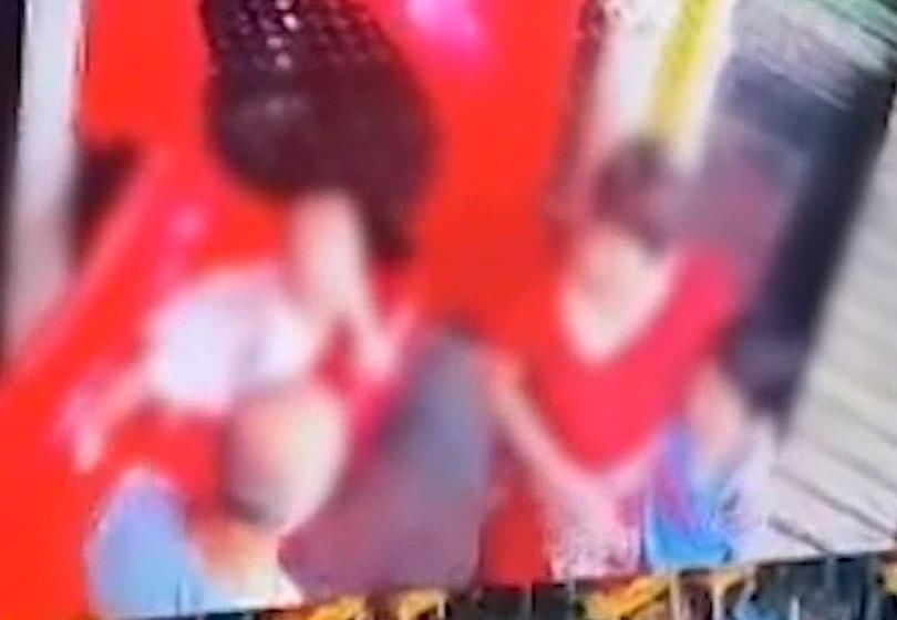 玩耍|过分！广州一男孩玩耍时，被老人又掐又打连扇巴掌，大腿还有明显的淤青！