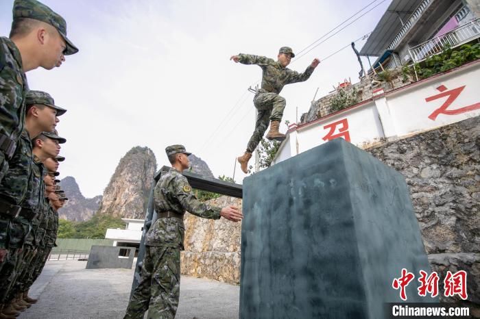 尖兵淬刃 广西河池武警官兵开展多课目强化训练