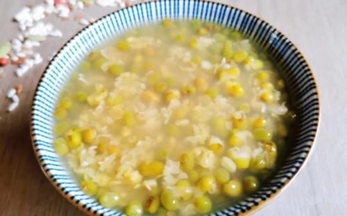  翠绿|绿豆汤一煮就变红？原来“错”在这！牢记这几点，汤色翠绿口感棒