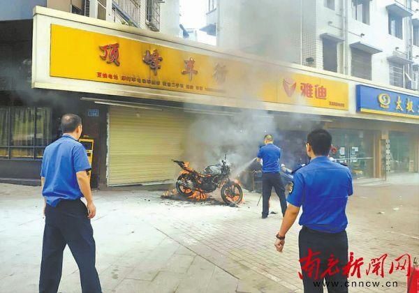  南充|南充街头一摩托车突然起火 幸好他们路过……