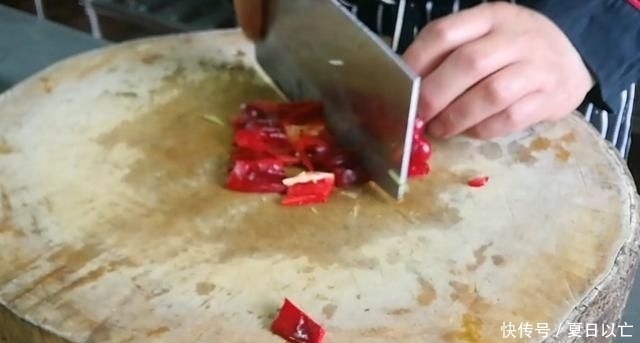 香菇|淮扬菜大厨改良员工餐将香菇烧鸡这么做,鲜香微辣,开胃下饭