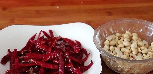  冒汗|川菜大厨教我辣椒做法，香辣酥脆，吃一口就冒汗，太下饭了