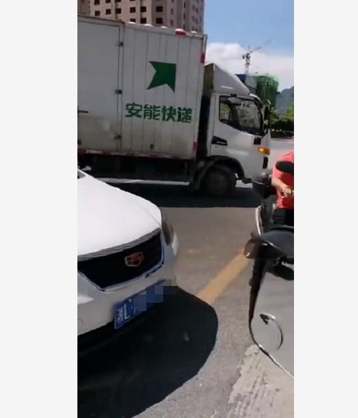  半坡|宜章新公局门口车子半坡倒溜至路中！你停车还敢这样粗心吗？