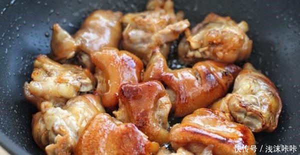 红润|红烧猪蹄,小火慢炖色泽红润又入味,满满胶原蛋白是女生的最爱