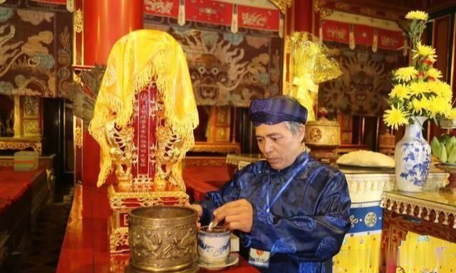  广治省|越南人纪念反法“勤王运动”135周年，迎造反皇帝神位到广治供奉