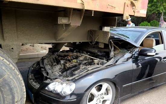  货车|横冲直撞大货车，既不减速也不变道直接撞人？司机：我们也想活！