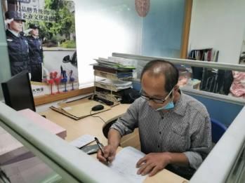  书店|＂你衣服像干活穿的＂ 男子穿迷彩裤进网红书店被拦