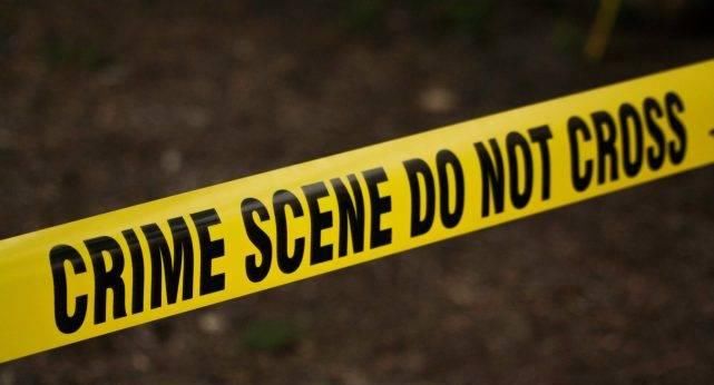  当地警方|一家四口一夜之间离奇死在家中各处，院子里还有一个新挖的土坑