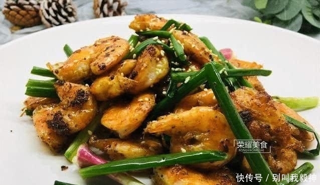 上桌|连壳吞的椒盐虾,一上桌就被扫光,好吃到忘记吃饭,教你怎么做吧