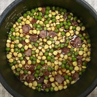 玉米|玉米豌豆腊肠糯米饭