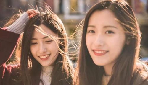 再度|双胞胎姐妹走散20年,再度重相逢后差距明显,不像姐妹更似母女