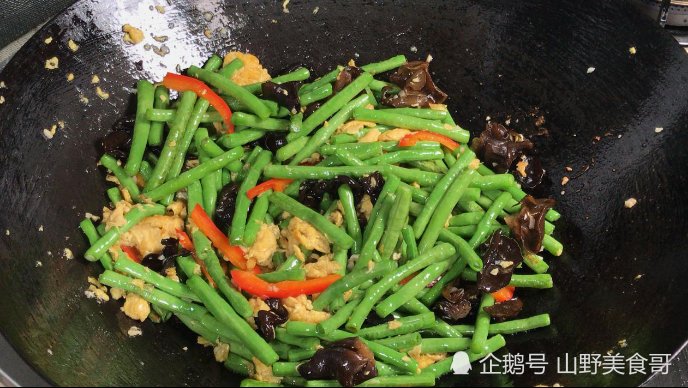  好吃|炒豆角有人焯水，有人直接下锅炒，难怪不好吃，这才是正确的做法
