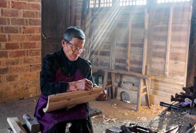 盖房子|没人敢得罪农村的老木匠？听听这位80岁的老木匠是怎么说的