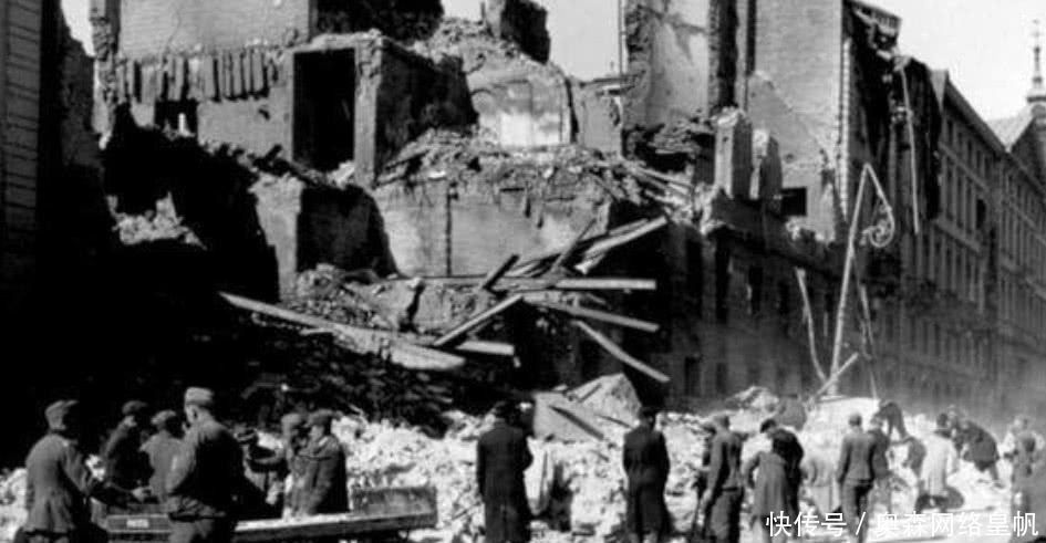 骄傲|老照片：德军攻占波兰，希特勒飞往华沙举行大阅兵，一脸骄傲！