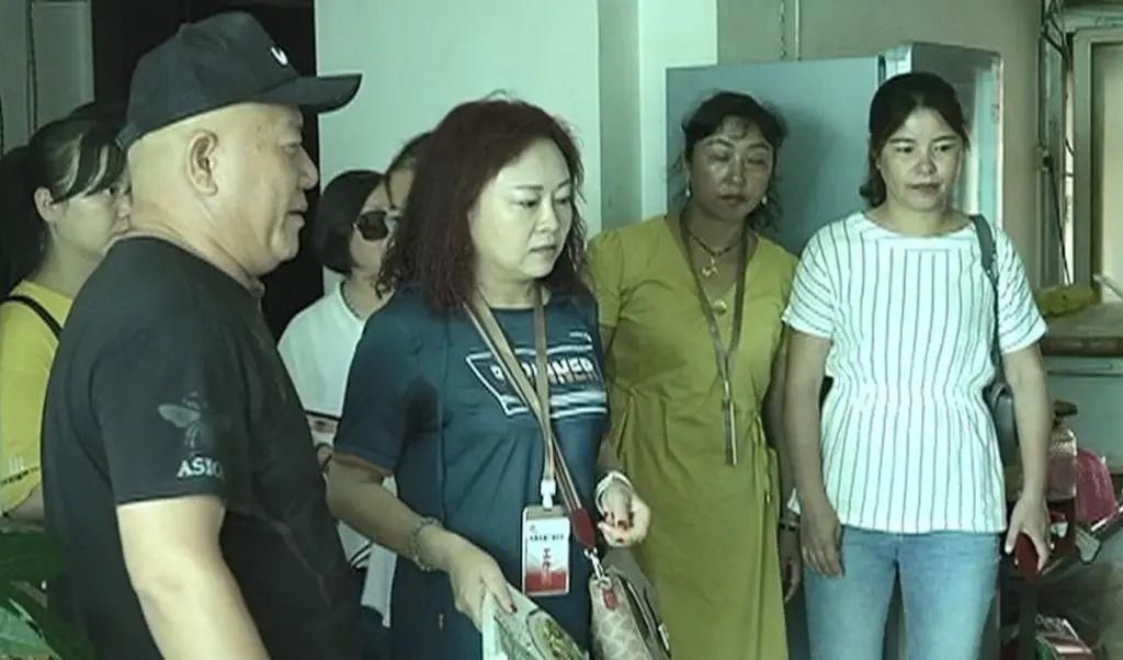  小心|贵州丨一块石头从天而降，击中路人！这栋楼大家要小心啊！