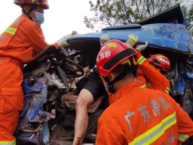  车祸|【今早车祸】两辆货车相撞，两司机被困驾驶室中…