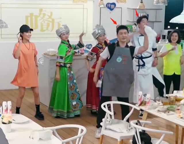  中餐厅|官方身高178的黄晓明，与187的张亮同框，真实差距一目了然