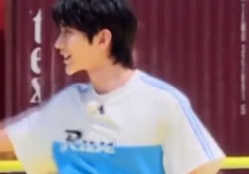 没错|蔡徐坤玩游戏不小心到女嘉宾怀中,看到女孩的表情,是我没错