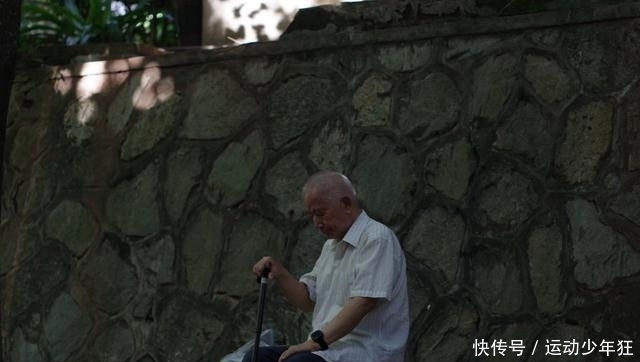拒收|5亿不会用手机的老人现状：拒收现金，凭码乘车，看病请网上预约