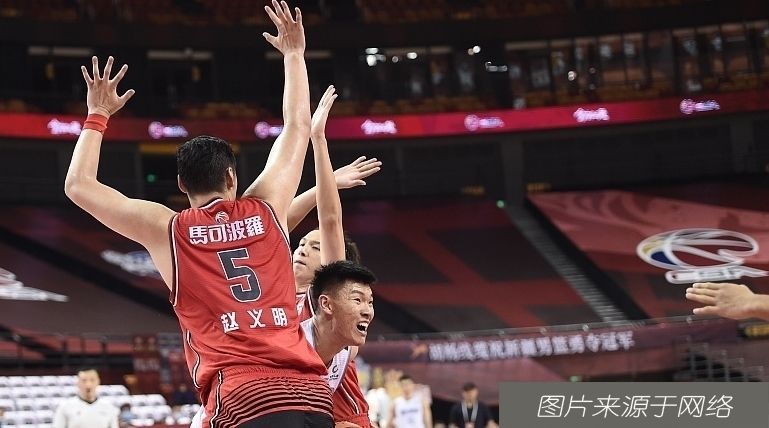 山东男篮|过于低调!当掌声送给麒麟才子组合时,有人想起21岁的范子铭吗?