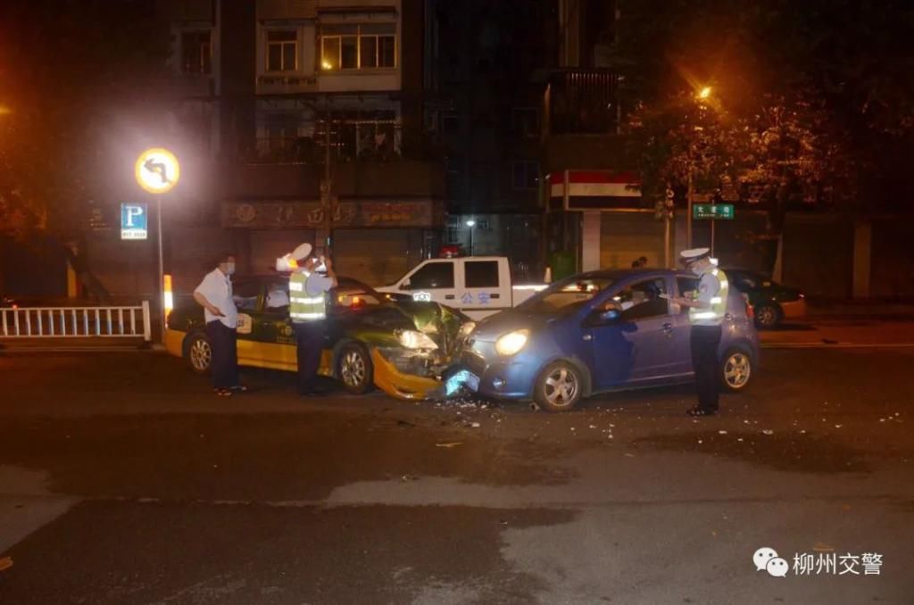  事故|桂B小轿车为避让电动车，竟撞向对向出租车！全责！