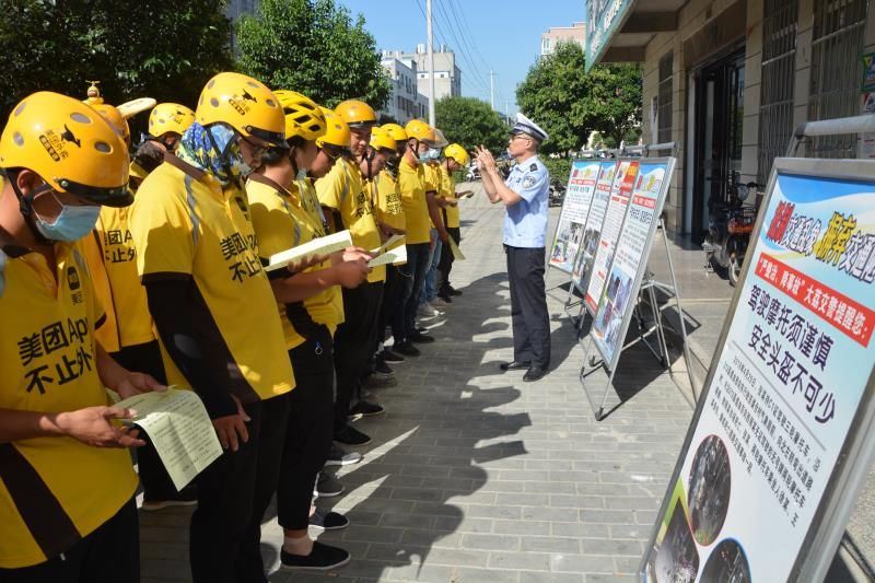 宣传|大荔公安交警走进美团外卖开展“一盔一带”宣传活动