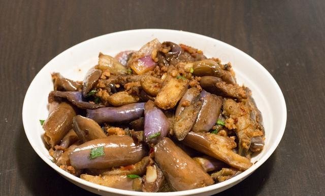 吃饭|周末亲戚来家里吃饭,弟媳下厨做了11道菜,大伙吃了一锅米饭