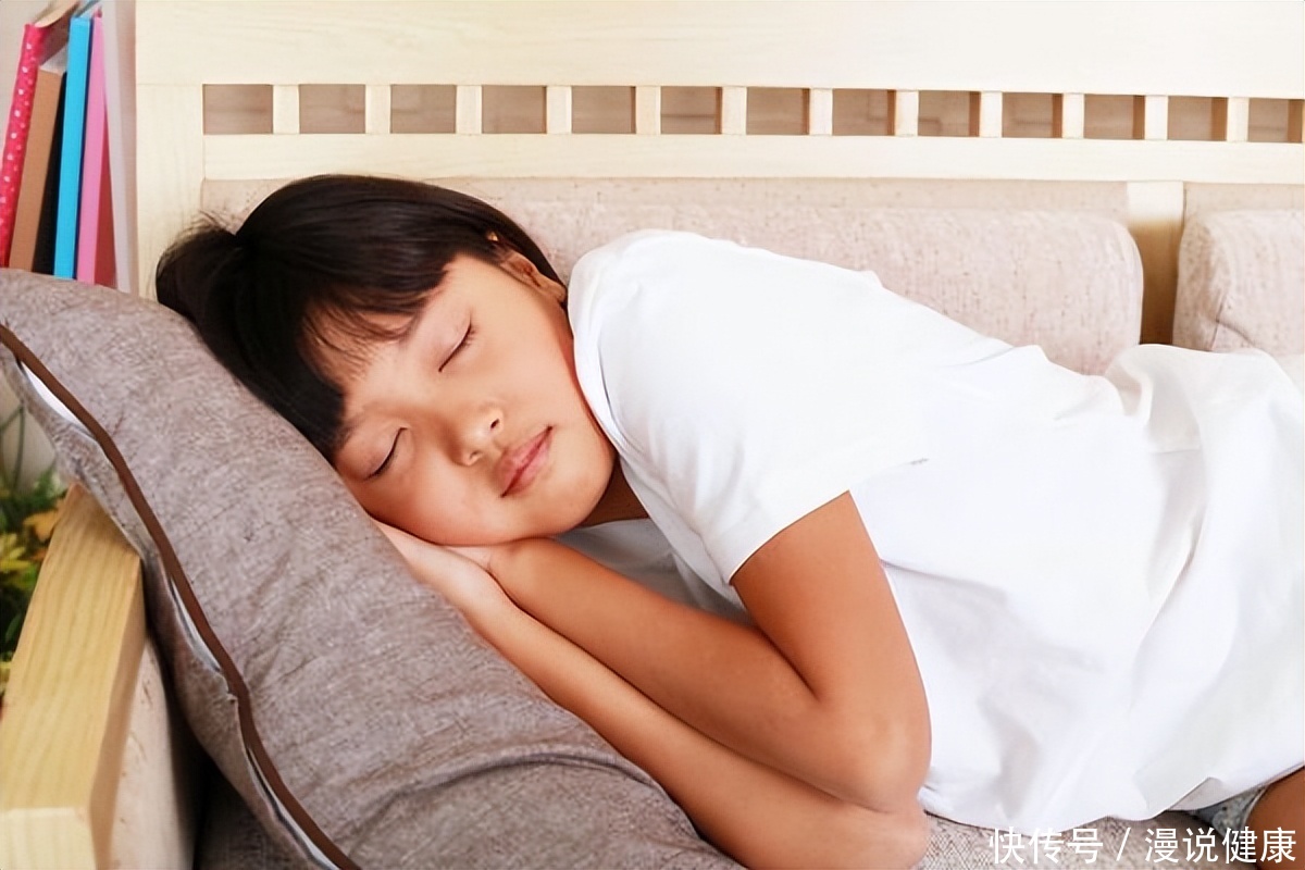 年轻人哪种睡姿最容易猝死(睡姿朝左睡会容易引起睡眠猝死？对于这4类人，还真需要避免)