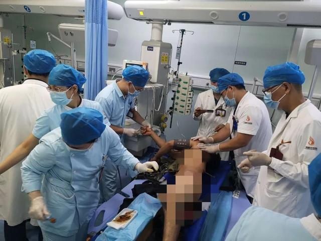  救联动中心|院线播报｜惊心动魄！钢筋插入工友腹部，国壮成功取出