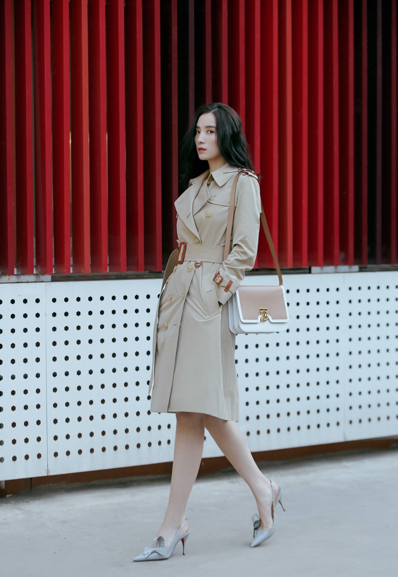  宋佳|宋佳娱乐圈气质独一份，穿黑色西装配白衬衫，男明星都很难帅过她