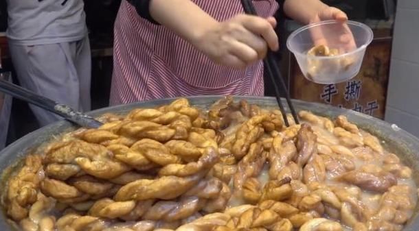 能卖|大叔早餐只卖“它”1碗4元，每天能卖6大桶，外地人吃1次就够了