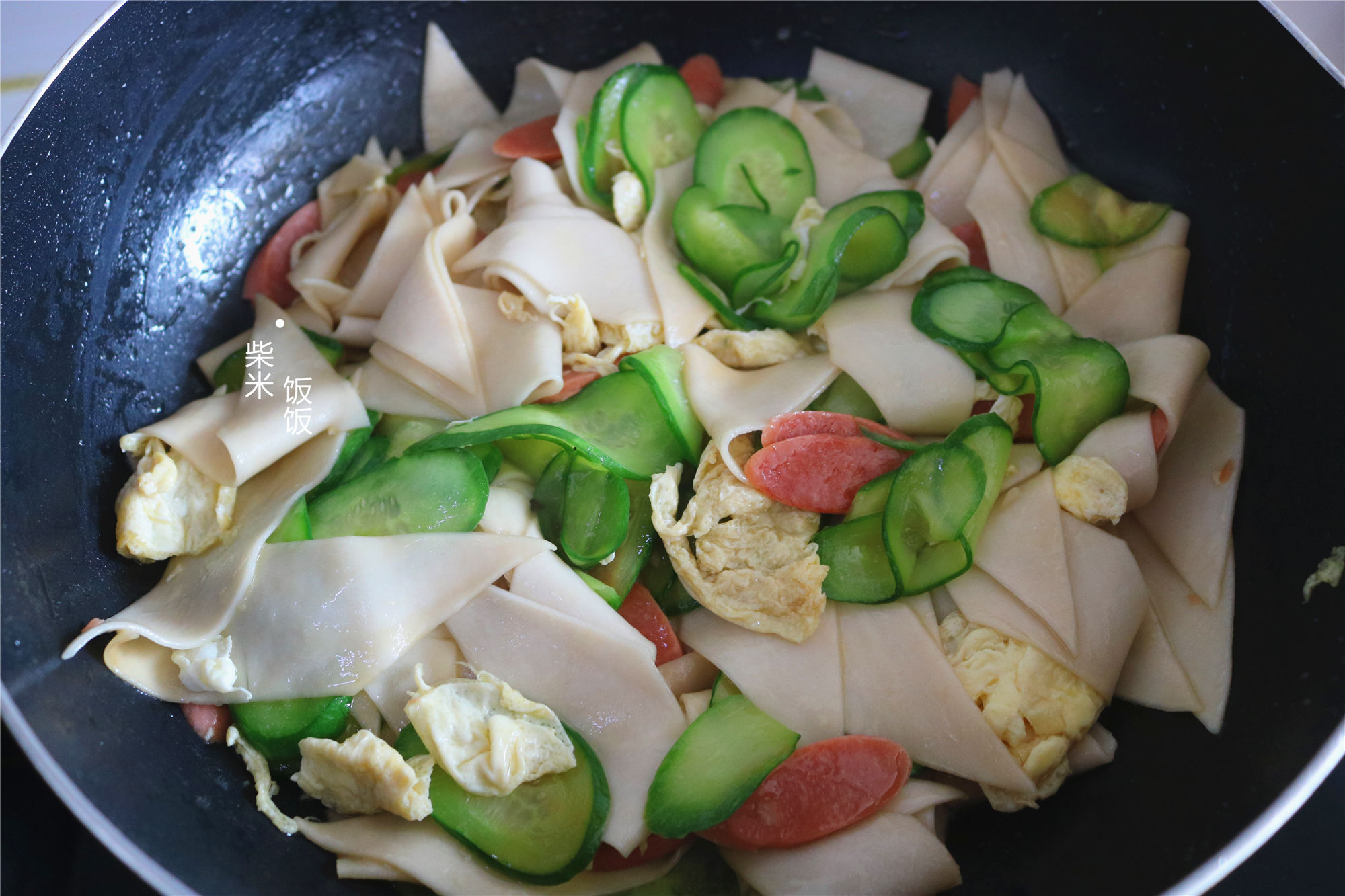  鸡蛋|娘俩的懒人午餐，饭菜一锅出，每人一碗，网友：真省事