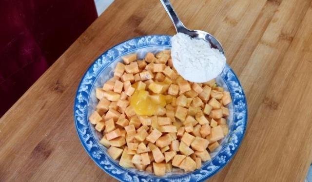 好吃|红薯最解馋的特色做法,加个鸡蛋,简单一做,比拔丝地瓜还好吃