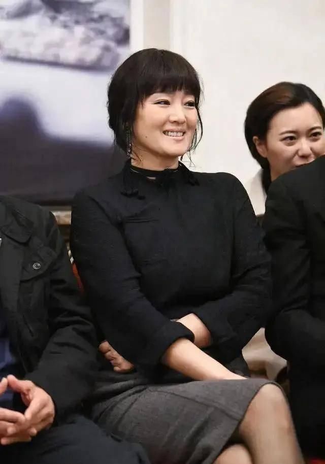 巩俐|巩俐气质也靠包装？不化妆连个普通大妈都不如，54岁老的好真实！