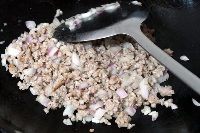  土豆含|土豆做成了土豆饼，土豆味道很鲜香，特别下饭，孩子们都抢着吃