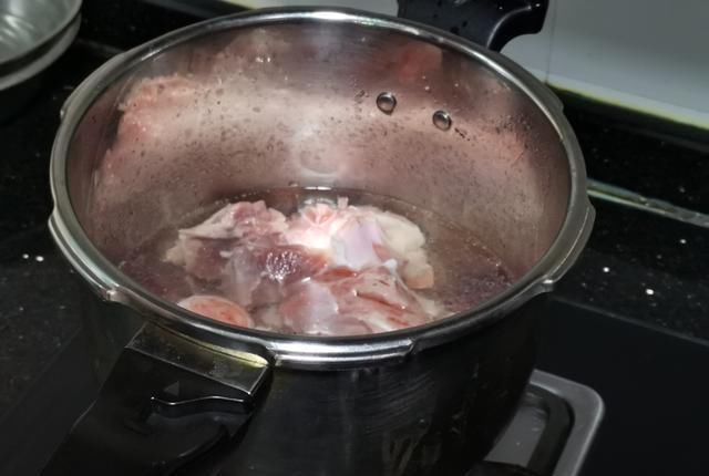  好喝|教大家做一道美味的花生莲藕猪骨汤，非常简单，好喝到一滴不剩