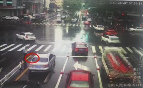  过路|金华交警遭遇过路司机“霸道总裁式”送伞
