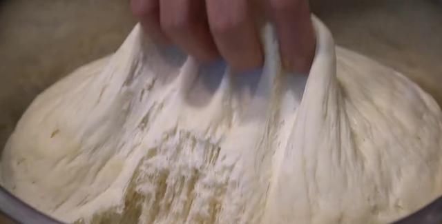  多汁|教你在家做小笼包！调馅不用一粒盐，鲜嫩多汁，真是太解馋了！