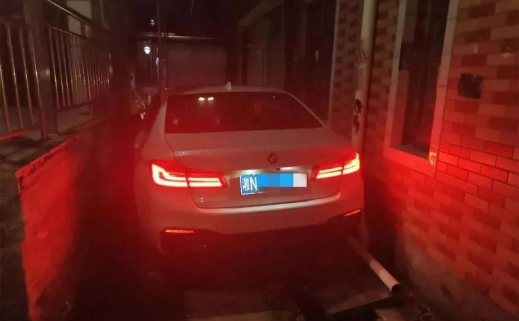 更让人|几十米的路,前后三人轮换开宝马,后果惨不忍睹!原因更让人无语…