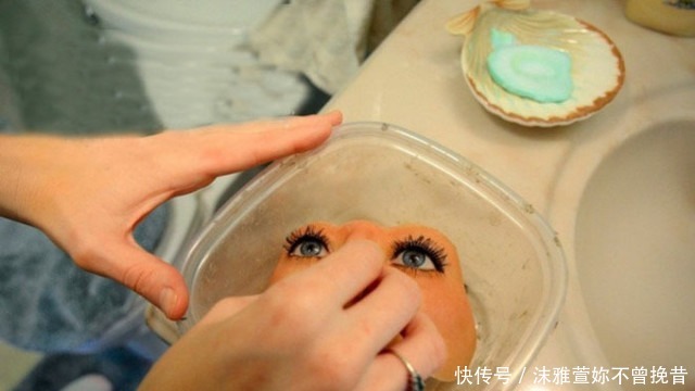 毁容|被前男友毁容,女人做了假脸找到新男友,并结婚生了娃