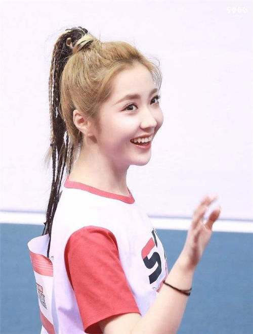  何洛洛|王艺瑾被何洛洛撞翻，双方粉丝不依不饶掀骂战，何洛洛暖心回应