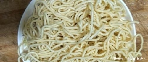  学会|好吃又好看的菜心炒面，几分钟就学会，大人小孩都爱吃